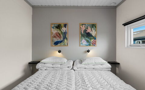 Asfrid - 80M from the Sea: Schlafzimmer, Interior Design, Decke, Bett, Bettdecke, Fussboden, Linens, Bedding, Möbel, Beleuchtung