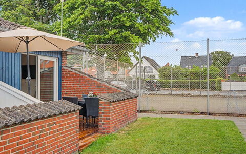 Asfrid - 80M from the Sea: Wohngebiet, Dach, Haus, Zuhause, Backstein, Mauerwerk, Steigung, Schatten, Garten, Vorort