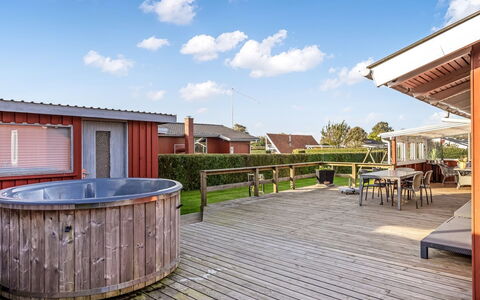 Ali - 500M from the Sea: Hütte, Hinterhof, Garten, Gartenbauten, Schuppen, Abstellgleis, Gartenmöbel, Blockhaus, Outdoor Struktur, Hütte