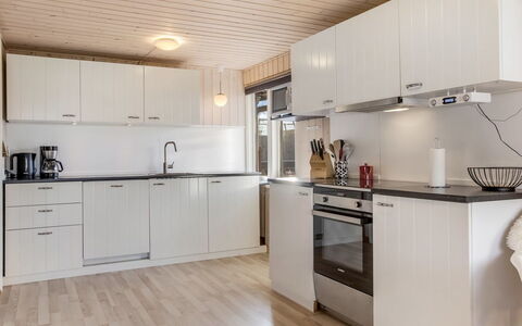 Ali - 500M from the Sea: Holz, Küche, Interior Design, Decke, Countertop, Küchengerät, Flooring, Möbel, Cabinetry, Holzboden