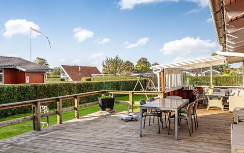 Ali - 500M from the Sea: Dach, Veranda, Zuhause, Schatten, Hütte, Deck, Estate, Gartenmöbel, Hartholz, Stuhl