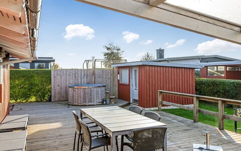Ali - 500M from the Sea: Holz, Zuhause, Dach, Verbundwerkstoff, Deck, Schatten, Hütte, Holzbeize, Veranda, Hartholz