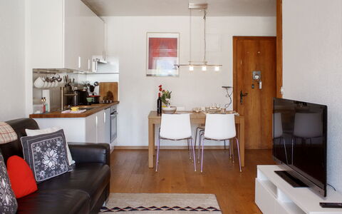 Apollo 2: Möbel, Interior Design, Flooring, Wand, Fussboden, Couch, Zimmer, Holz, Wohnzimmer, Decke