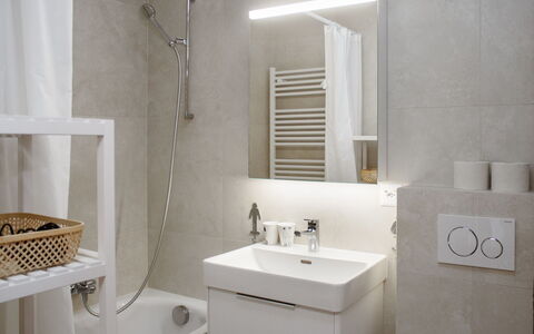 Apollo 2: Interior Design, Flooring, Wand, Armatur, Fussboden, Badezimmer, Sinken, Bad Sink, Spiegel, Zapfhahn