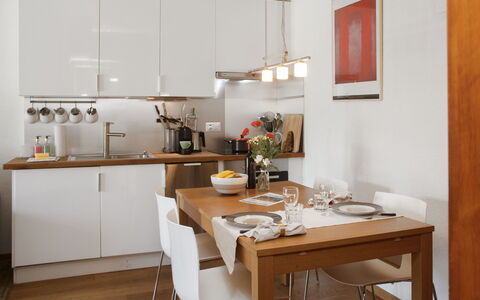Apollo 2: Möbel, Küche, Countertop, Interior Design, Cabinetry, Küchengerät, Flooring, Wand, Light Fixture, Holz