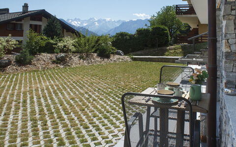 Apollo 2: Garten, Gartenmöbel, Flagstone, Ground, Stuhl, Hinterhof, Landscaping, Schatten, Garten, Rasen