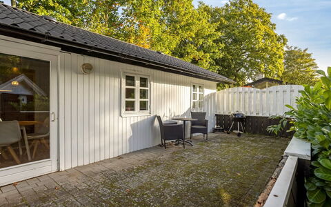 Ranka - 300M from the Sea: Hütte, Hinterhof, Garten, Gartenbauten, Schuppen, Abstellgleis, Gartenmöbel, Blockhaus, Outdoor Struktur, Hütte