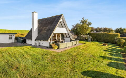 Elisabete - 600M from the Sea: Hütte, Hinterhof, Garten, Gartenbauten, Schuppen, Abstellgleis, Gartenmöbel, Blockhaus, Outdoor Struktur, Hütte