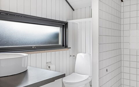 Filipa - 200M from the Sea: Wand, Armatur, Holz, Interior Design, Badezimmer, Flooring, Fussboden, Installation, Decke, Zapfhahn