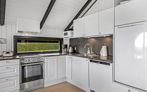 Filipa - 200M from the Sea: Küche, Major Appliance, Countertop, Küchengerät, Interior Design, Decke, Flooring, Armatur, Cabinetry, Herd