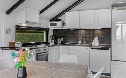 Filipa - 200M from the Sea: Küche, Major Appliance, Küchengerät, Countertop, Herd, Armatur, Spüle, Sinken, Zapfhahn, Decke