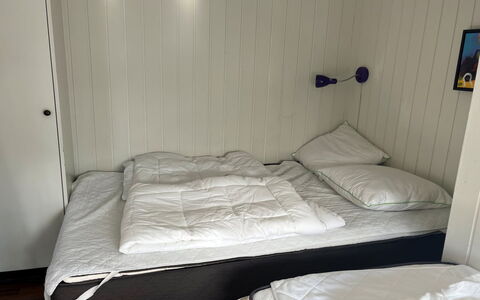 Filipa - 200M from the Sea: Schlafzimmer, Holz, Bett, Bettdecke, Bedding, Fussboden, Flooring, Möbel, Bettrahmen, Linens