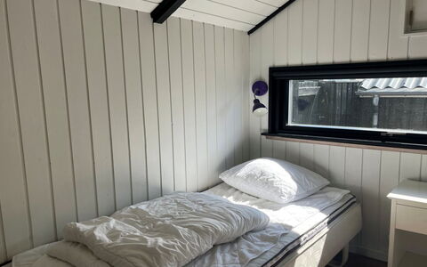 Filipa - 200M from the Sea: Holz, Schlafzimmer, Bett, Fussboden, Bettdecke, Bedding, Bettrahmen, Linens, Hartholz, Planke