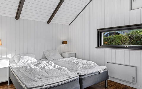 Filipa - 200M from the Sea: Schlafzimmer, Decke, Bett, Interior Design, Bedding, Bettdecke, Fussboden, Bettrahmen, Linens, Hartholz