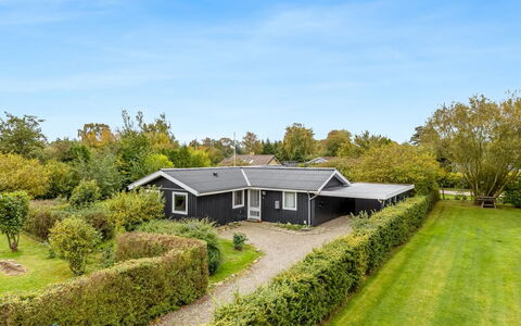 Lymke - 450M from the Sea: Zuhause, Dach, Haus, Tür, Hütte, Schatten, Garten, Ground, Veranda, Garten