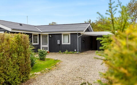 Lymke - 450M from the Sea: Zuhause, Dach, Haus, Tür, Hütte, Schatten, Garten, Ground, Veranda, Garten