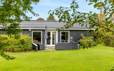 Lymke - 450M from the Sea: Zuhause, Dach, Haus, Tür, Hütte, Schatten, Garten, Ground, Veranda, Garten