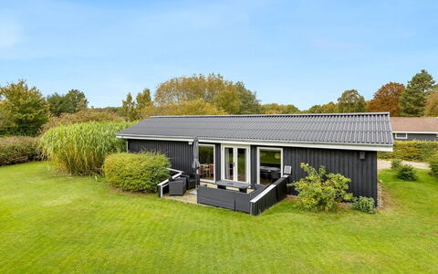 Lymke - 450M from the Sea: Zuhause, Dach, Haus, Tür, Hütte, Schatten, Garten, Ground, Veranda, Garten