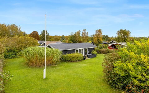 Lymke - 450M from the Sea: Zuhause, Dach, Haus, Tür, Hütte, Schatten, Garten, Ground, Veranda, Garten