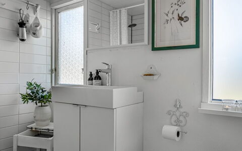 Kamilla - from the Sea: Interior Design, Wand, Armatur, Sinken, Badezimmer, Flooring, Bad Sink, Badezimmerschrank, Zapfhahn, Fussboden