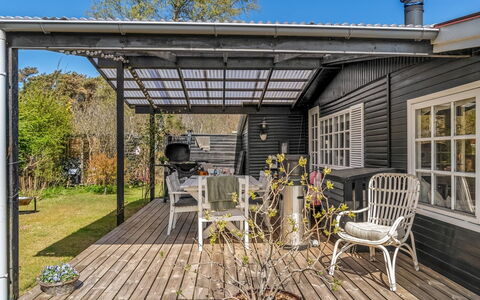 Kamilla - from the Sea: Veranda, Zuhause, Dach, Garten, Hütte, Tür, Deck, Garten, Hinterhof, Schatten