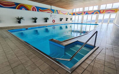 Sankt Urban 100: Flooring, Schwimmbad, Fussboden, Decke, Resort, Halle, Freizeitzentrum, Hotel, Ferienort, Fliese