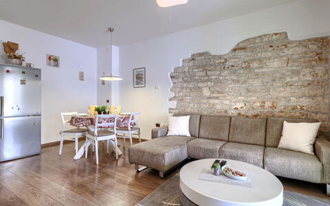 Marlen: Möbel, Interior Design, Flooring, Couch, Wand, Fussboden, Holz, Wohnzimmer, Decke, Zimmer