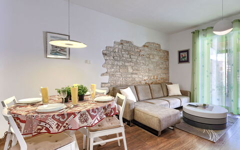 Marlen: Möbel, Interior Design, Flooring, Couch, Fussboden, Decke, Tabelle, Wohnzimmer, Zimmer, Beleuchtung