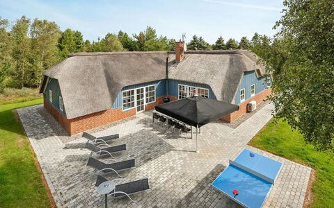 Alvina - 3.2Km from the Sea: Dach, Haus, Zuhause, Hütte, Tür, Abstellgleis, Deck, Veranda, Planke, Hartholz