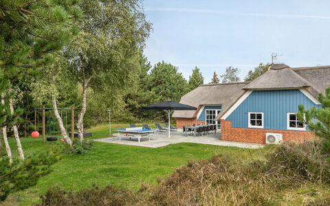 Alvina - 3.2Km from the Sea: Dach, Haus, Zuhause, Hütte, Tür, Abstellgleis, Deck, Veranda, Planke, Hartholz