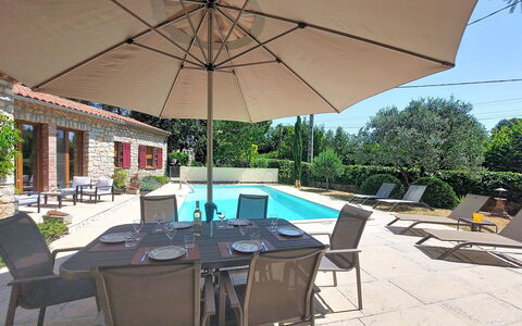 Les Pierres Fleuries: Regenschirm, Schwimmbad, Möbel, Gartenmöbel, Stuhl, Resort, Tabelle, Schatten, Tisch Im Freien, Küche & Esszimmer Tisch