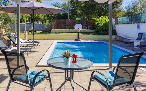 Sandra: Möbel, Schwimmbad, Gartenmöbel, Stuhl, Regenschirm, Resort, Tabelle, Tisch Im Freien, Sonnenliege, Schatten