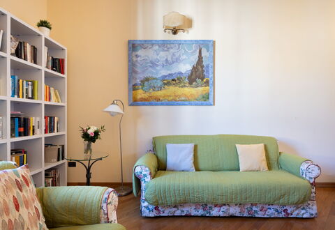 Cuore Di Firenze Apartment: Möbel, Interior Design, Couch, Wand, Flooring, Zimmer, Fussboden, Holz, Wohnzimmer, Gelb