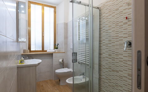 Casa La Conchiglia: Badezimmer, Flooring, Armatur, Fussboden, Wand, Interior Design, Bad Sink, Sinken, Zapfhahn, Installation