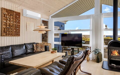 Tjarven - 350M from the Sea: Holz, Interior Design, Möbel, Zuhause, Couch, Decke, Wohnzimmer, Beleuchtung, Fussboden