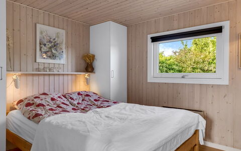 Tjarven - 350M from the Sea: Schlafzimmer, Holz, Bett, Interior Design, Flooring, Bettdecke, Fussboden, Möbel, Decke, Bedding