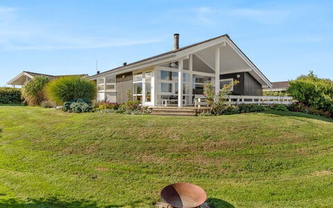 Tjarven - 350M from the Sea: Zuhause, Haus, Strauch, Dach, Hütte, Grundstueck, Ground, Veranda, Tür, Estate