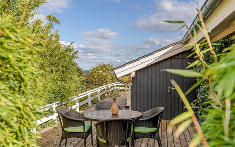 Tjarven - 350M from the Sea: Veranda, Hartholz, Schatten, Stuhl, Deck, Garten, Geländer, Eco Hotel, Gartenmöbel, Balkon