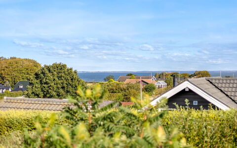 Tjarven - 350M from the Sea: Himmel, Blau, Grün, Strauch, Landschaft, Wolke, Zuhause, Sonnenlicht, Hütte, Vorort
