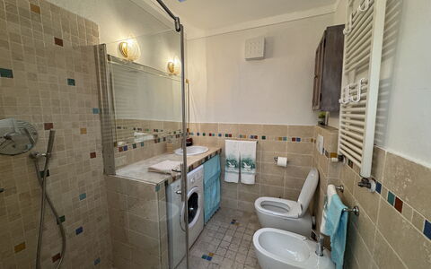 Casa Capolino: Flooring, Armatur, Fussboden, Badezimmer, Interior Design, Zapfhahn, Bad Sink, Installation, Fliese, Sinken