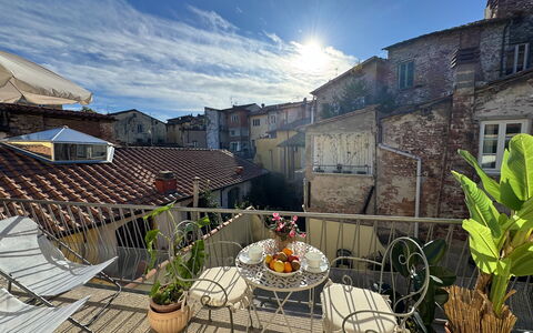 Casa Capolino: Blumentopf, Balkon, Zimmerpflanze, Wohnung, Stuhl, Gartenmöbel, Fensterbehandlung