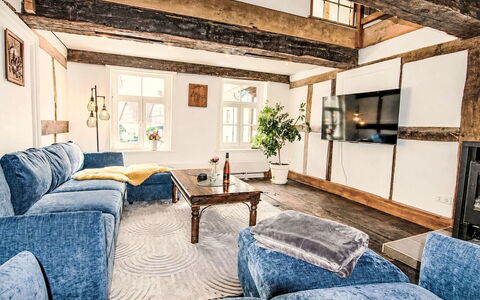 Schwalenberg 111: Möbel, Interior Design, Couch, Holz, Decke, Zimmer, Flooring, Fussboden, Wohnzimmer, Beleuchtung