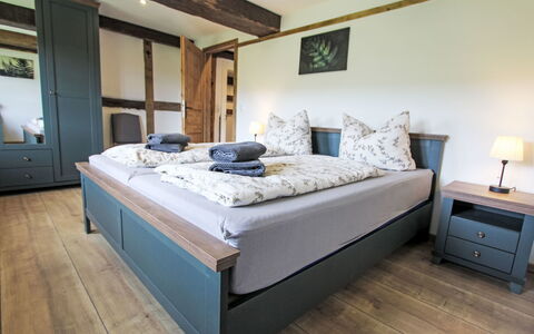 Schwalenberg 111: Möbel, Schlafzimmer, Interior Design, Bett, Holz, Flooring, Bedding, Fussboden, Zimmer, Bettdecke