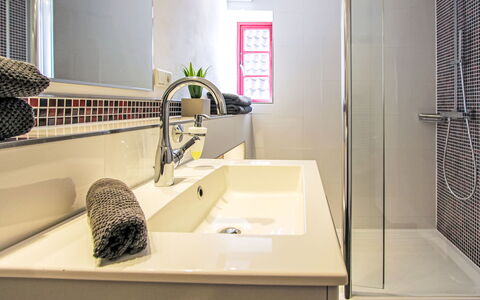 Schwalenberg 111: Badezimmer, Bad Sink, Armatur, Sinken, Interior Design, Flooring, Zapfhahn, Fussboden, Installation, Badewanne
