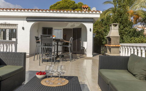 Amigos: Stadt, Wohnung, Menschliche Siedlung, Resort, Eigentumswohnung, Hotel, Ferienort, Schwimmbad, Strandresort, Eco Hotel
