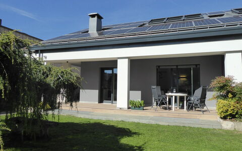 House Martina: Zuhause, Haus, Die Architektur, Dach, Wohngebiet, Tür, Schatten, Estate, Garten, Garten