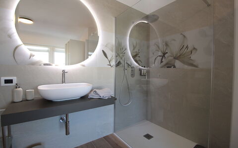 House Martina: Armatur, Interior Design, Badezimmer, Flooring, Fussboden, Bad Sink, Zapfhahn, Installation, Decke, Beleuchtung