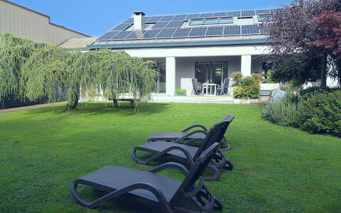 House Martina: Gras, Strauch, Zuhause, Haus, Garten, Rasen, Schatten, Ground, Estate, Garten