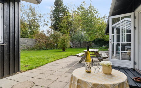 Domi - 1.3Km from the Sea: Gebäude, Haus, Fenster, Zuhause, Dach, Wohngebiet, Strauch, Hütte, Grundstueck