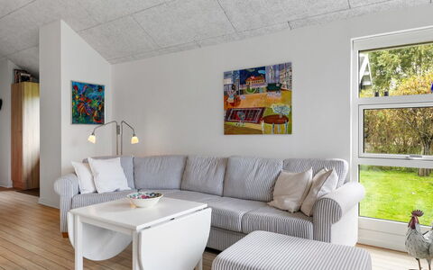 Lanica - 150M from the Sea: Möbel, Interior Design, Flooring, Fussboden, Holz, Decke, Couch, Beleuchtung, Wohnzimmer, Zimmer
